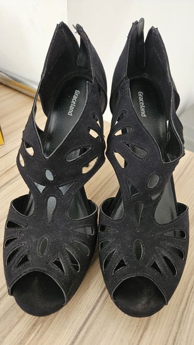 Обувки с висок ток