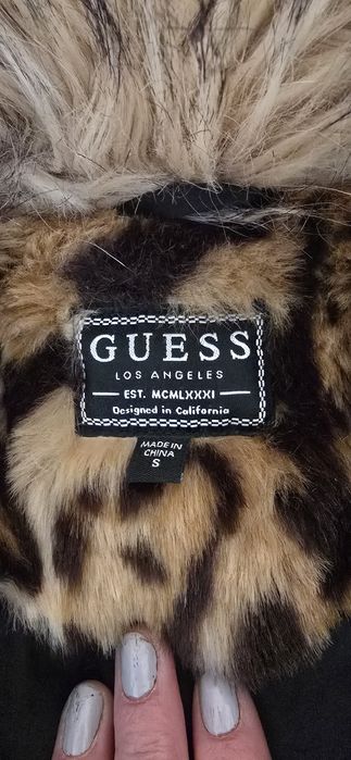 Vând  blana leopard mărimea S . Mentin sa anunt ca nu este purtata ..