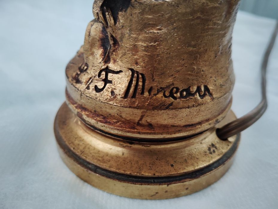 Лампи антични, бронзови, от известен френски  скулптор, статуя