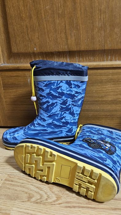 Продам резиновые сапоги детские
