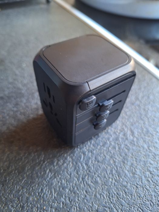 Универсално зарядно устржйство