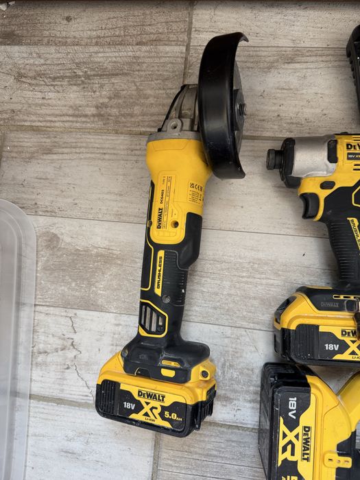 Ofer spre vânzare set dewalt originale.  Setul este Compus din: 2 filetante  1 flex  1 rotopercutanta  4 baterii de 5ah  2 incarcatoare