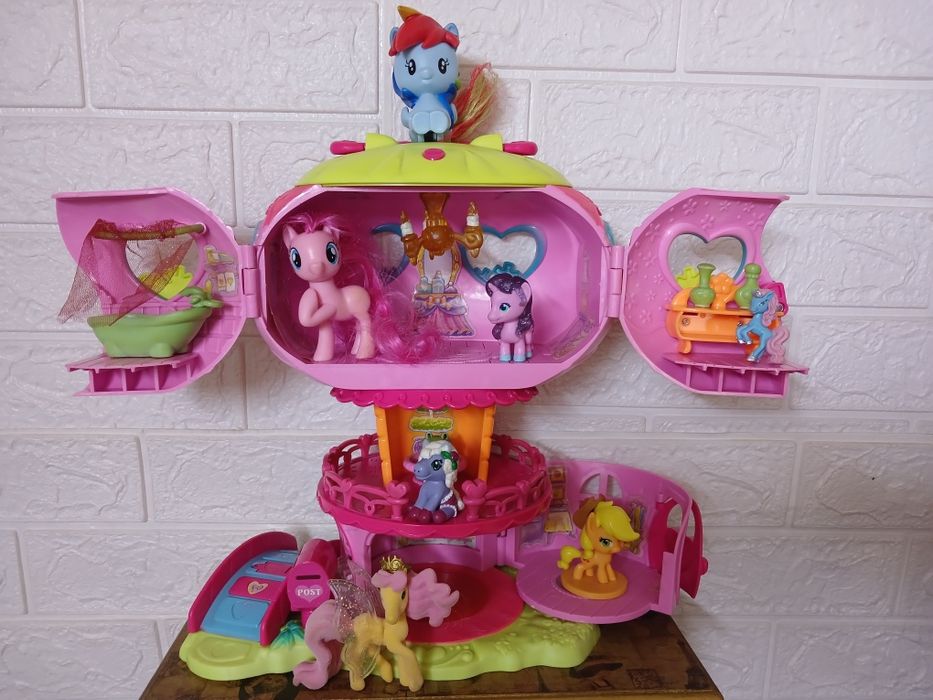 Домики для пони с пони.