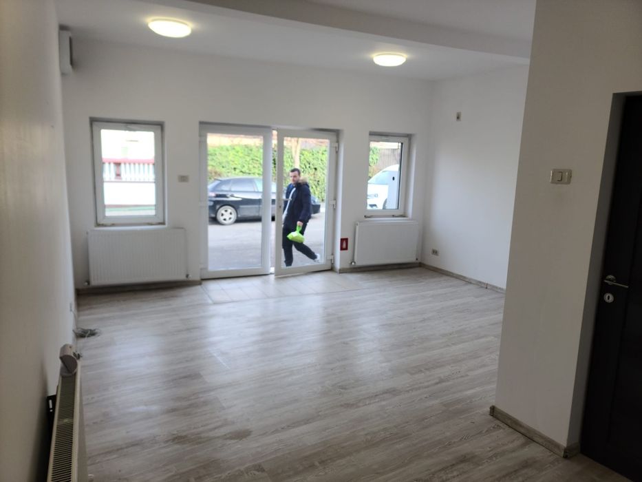 Inchiriez Spatiu Comercial 50 mp,racord gaze,toaleta,inclus net si  tv