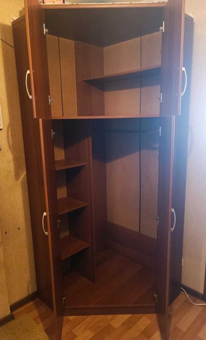 Продам угловой шкаф