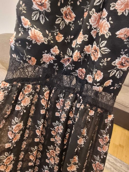 Rochie neagra cu flori si croi special