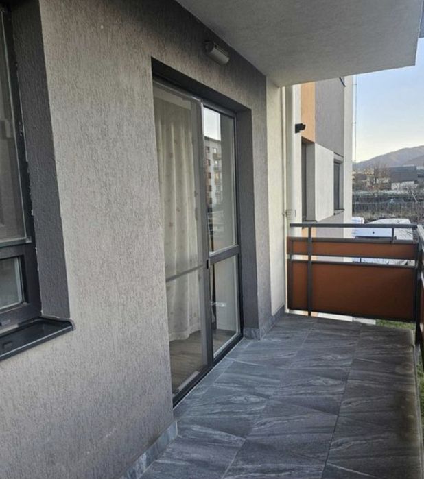 Închiriez apartament cu 2 camere