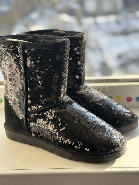 Продам угги новые