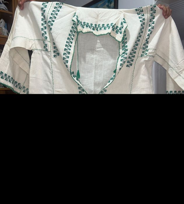 IE tradițională românească veche, barbărească, pânză naturală, broderie verde, țesută  în război și cusută manual