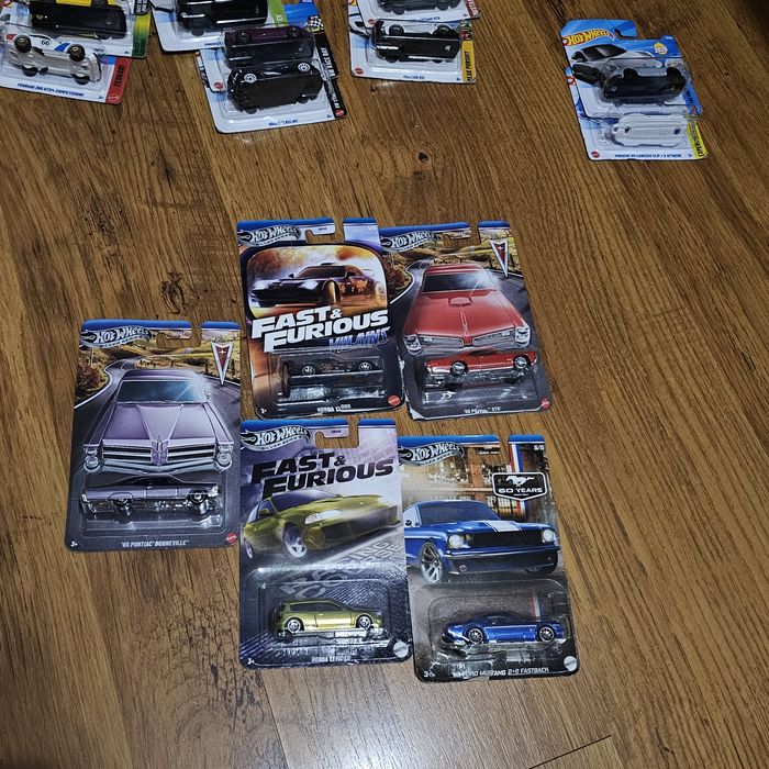 Hot wheels колички.