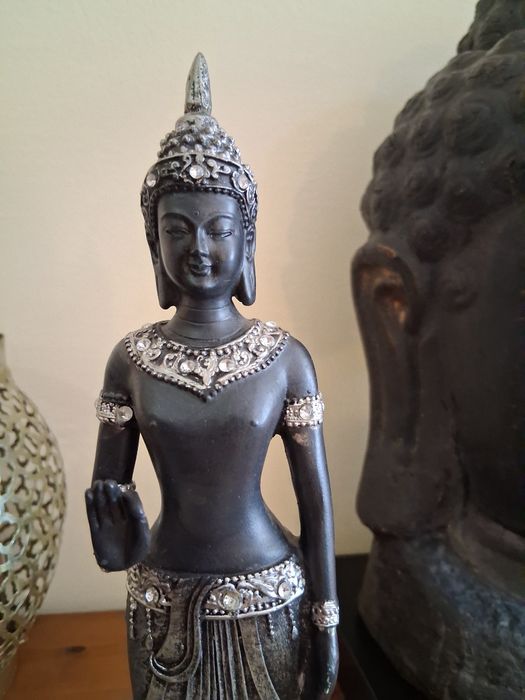 Продавам 2 статуи заедно на Буда, черна и сребърна, "Богиня Деви Тара"