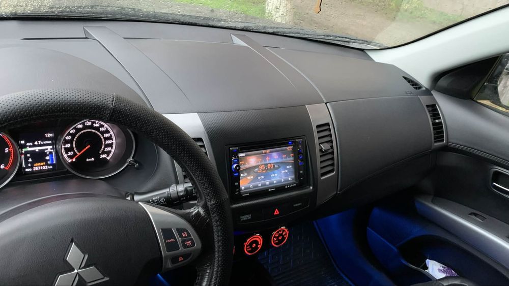 Mitsubishi outlender