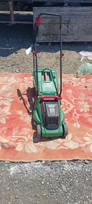 Mașină de tuns gazon electrică