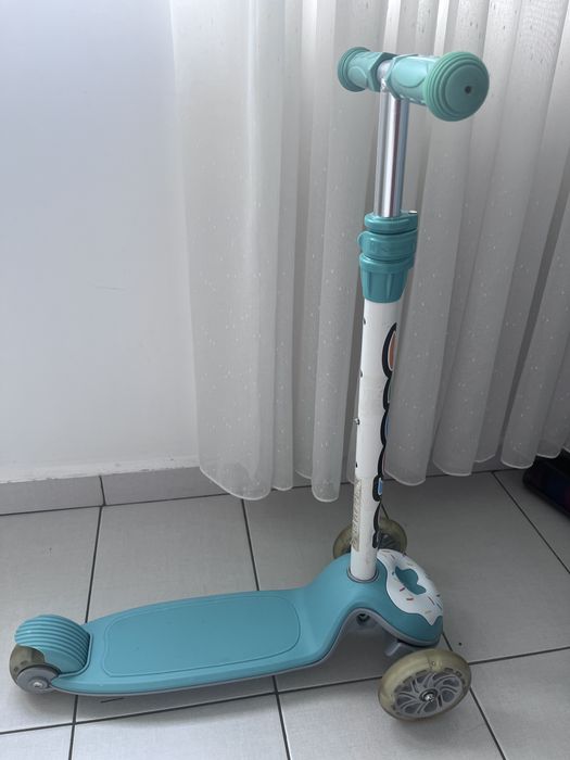Trotineta cu 3 roti si lumini 3D donut