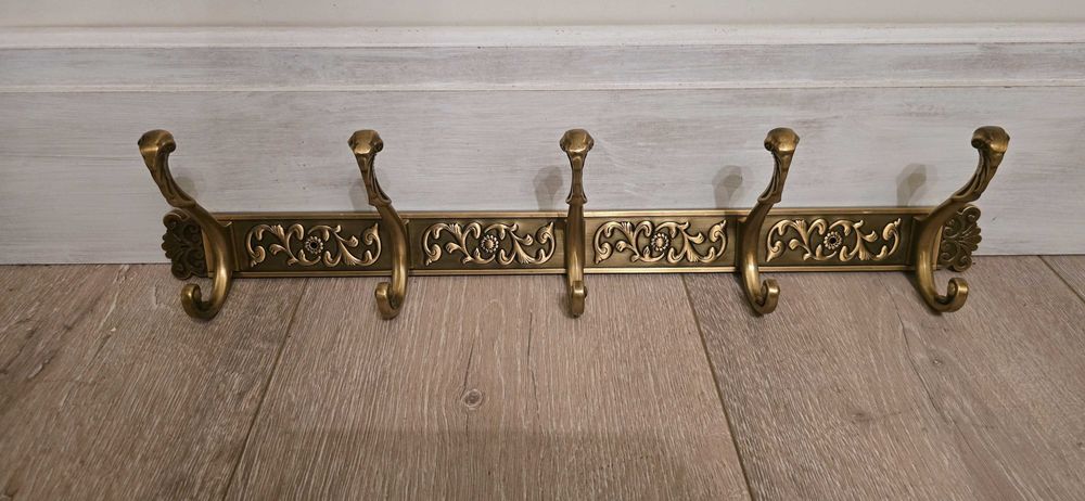 Алуминиева закачалка с красиви декоративни елементи.