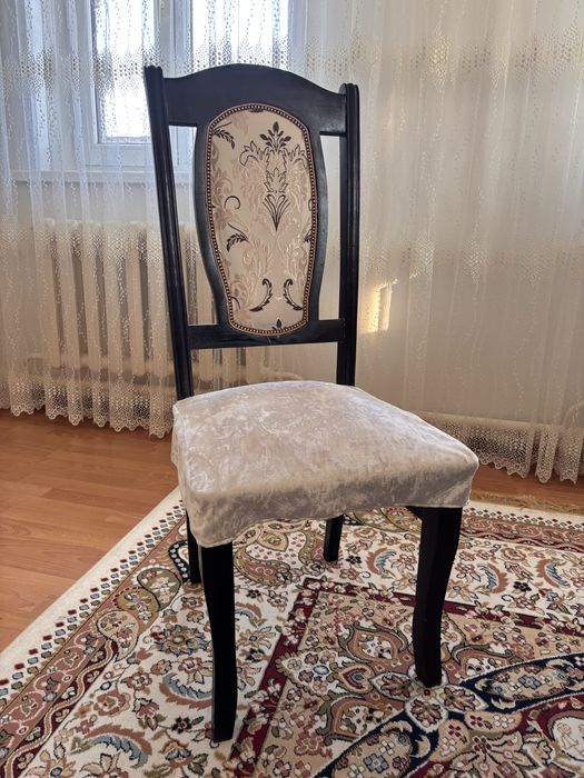 стол с стульями гостиной.