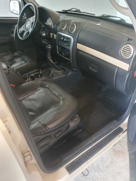 Vând 2 Jeep-uri Cherokee