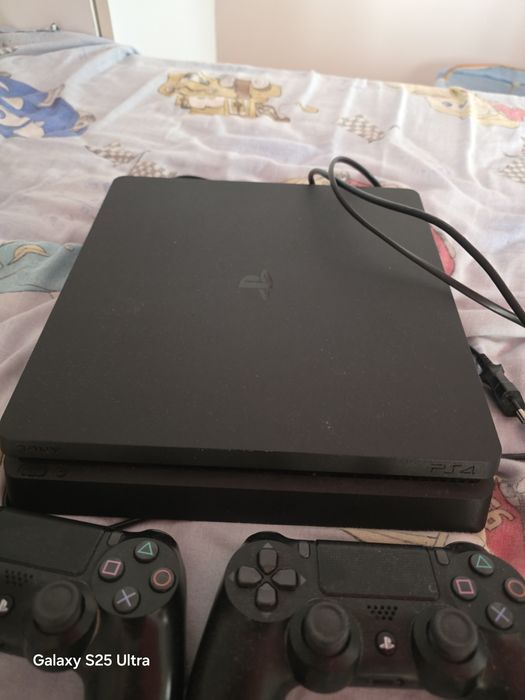 Vând PlayStation 4 Slim 512GB, culoare neagră, împreună cu 2 manete și 3 jocuri.
Consola pornește, însă are o problemă la mufa HDMI (nu mai scoate ima