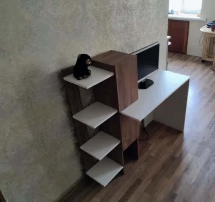 Продам стол комьютерный и для школьника