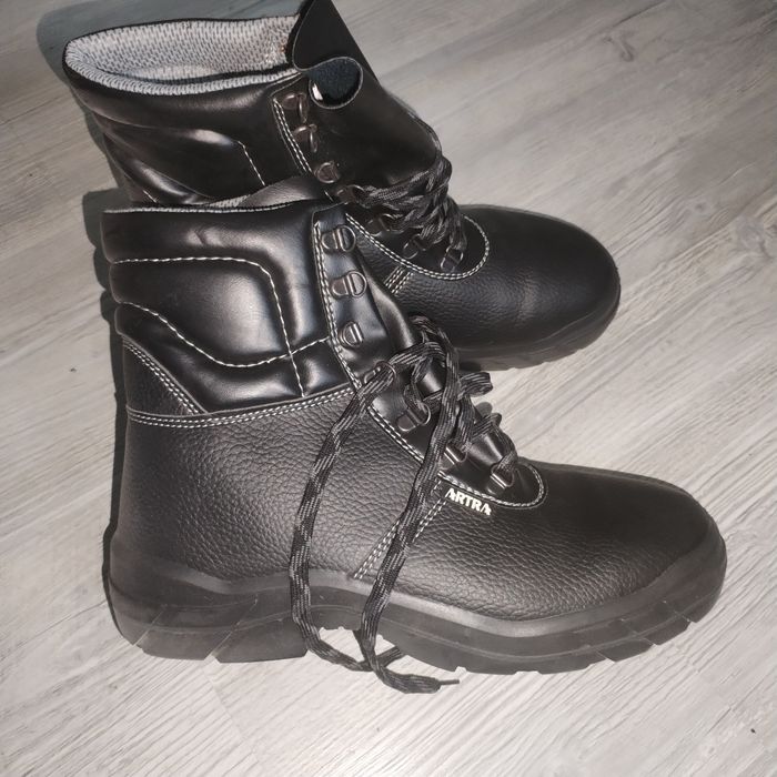 Vand bocanci bărbatesti