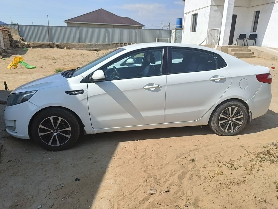 Продам автомобиль Kia Rio 2015
