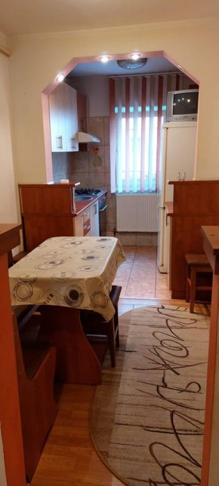 Inchiriez apartament 3 camere in  Fagaras  b-dul Unirii parter