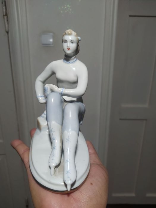Фарфоровая статуэтка