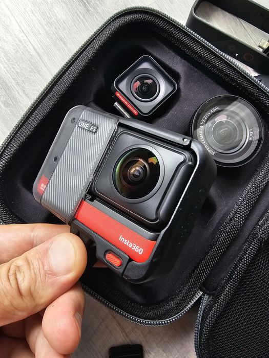 Vând pachet complet Insta360 ONE RS - Lentile 4K, 360, 1-Inch Leica +