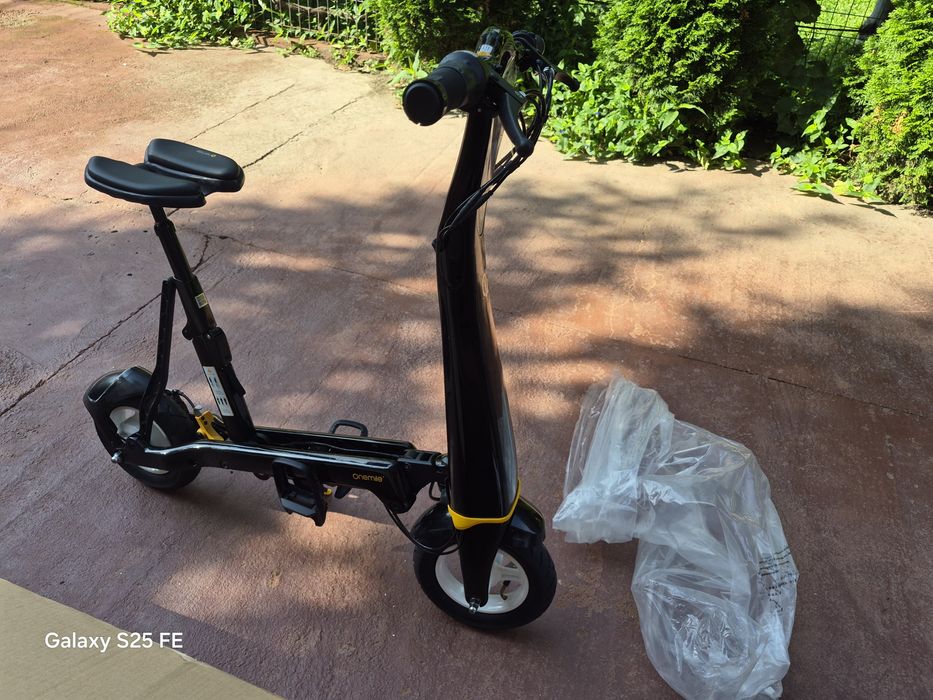 Bicicleta/Trotineta electrica, Carbon, viteza max 25/kmh, autonomie 35km incarcare .Pret 2700ron.este Noua