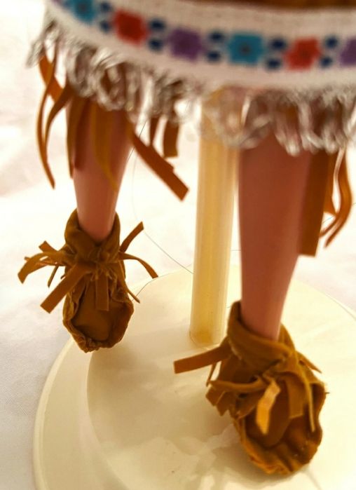 Кукла  Барби в индейском костюме .