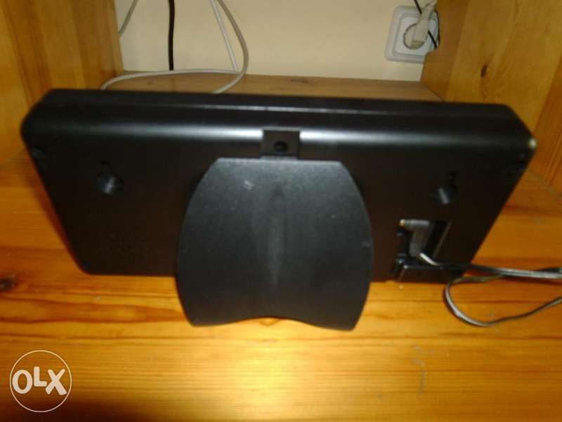 LED електронен часовник с големи цифри. Показва час, дата и температу