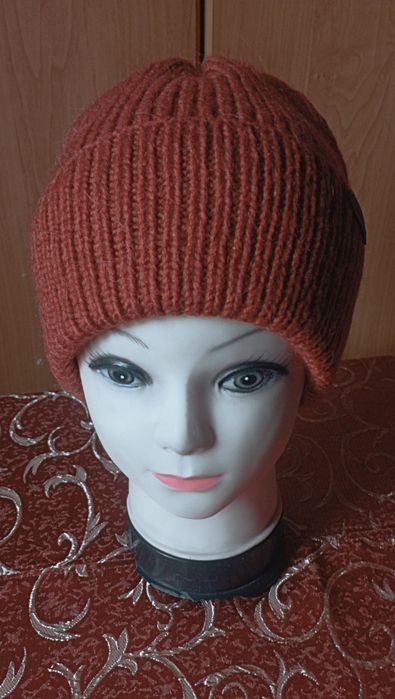 Шапки вязаные новые.