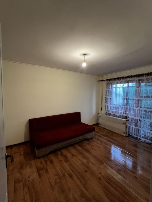 Inchiriez apartament 3 camere semi-decomandat