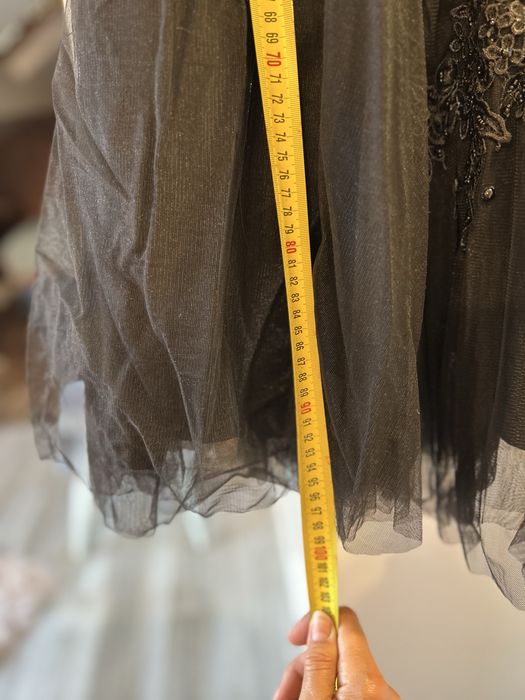 Стилна черна рокля от тюл и бродерия и паети