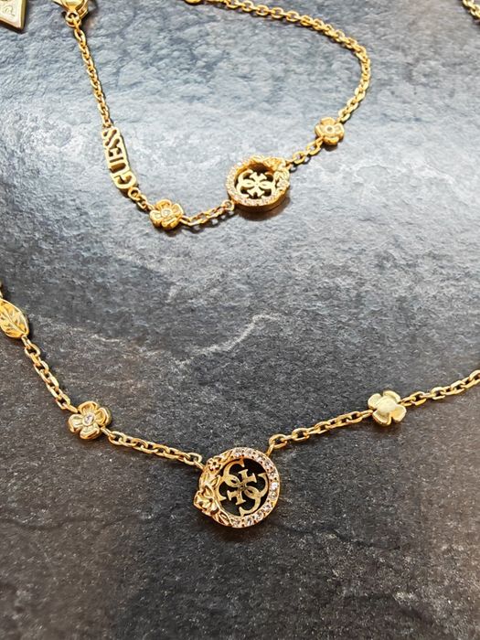 Комплект колие,гривна и обици на guess