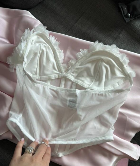 бял топ тип корсет