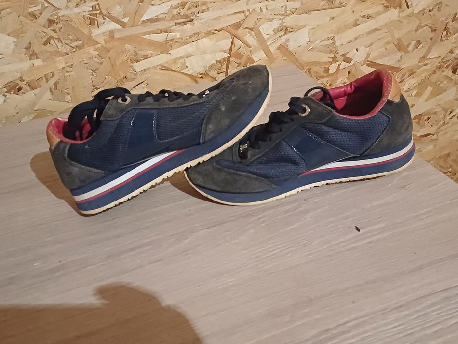 Vând adidași Tommy Hilfiger