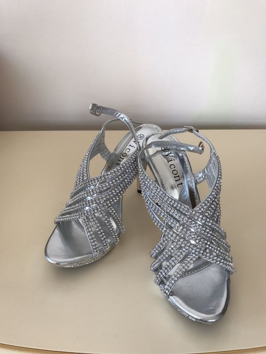 Босоножки в стразах