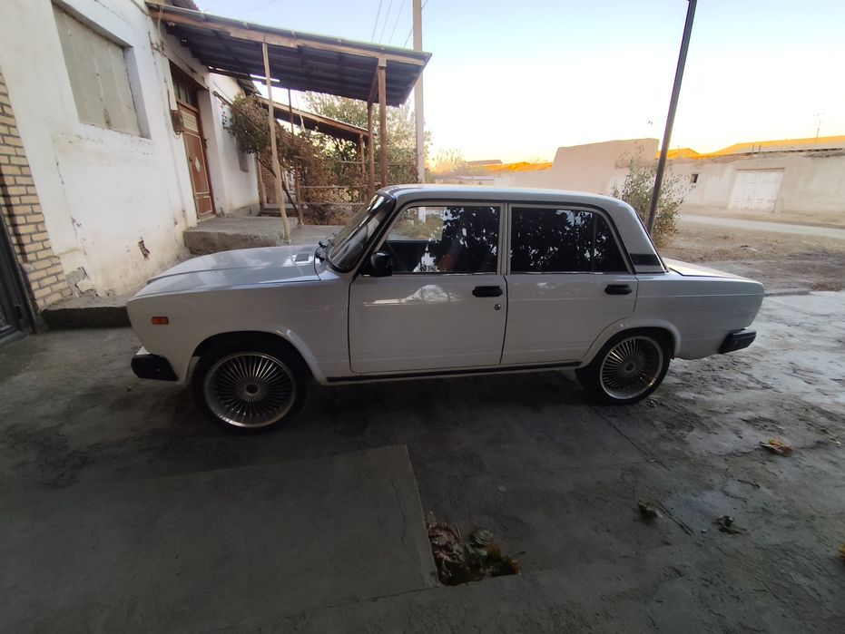 Vaz 2107 сотилади