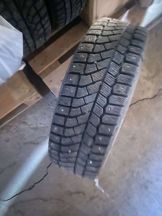 Продам шины зимние с шипами