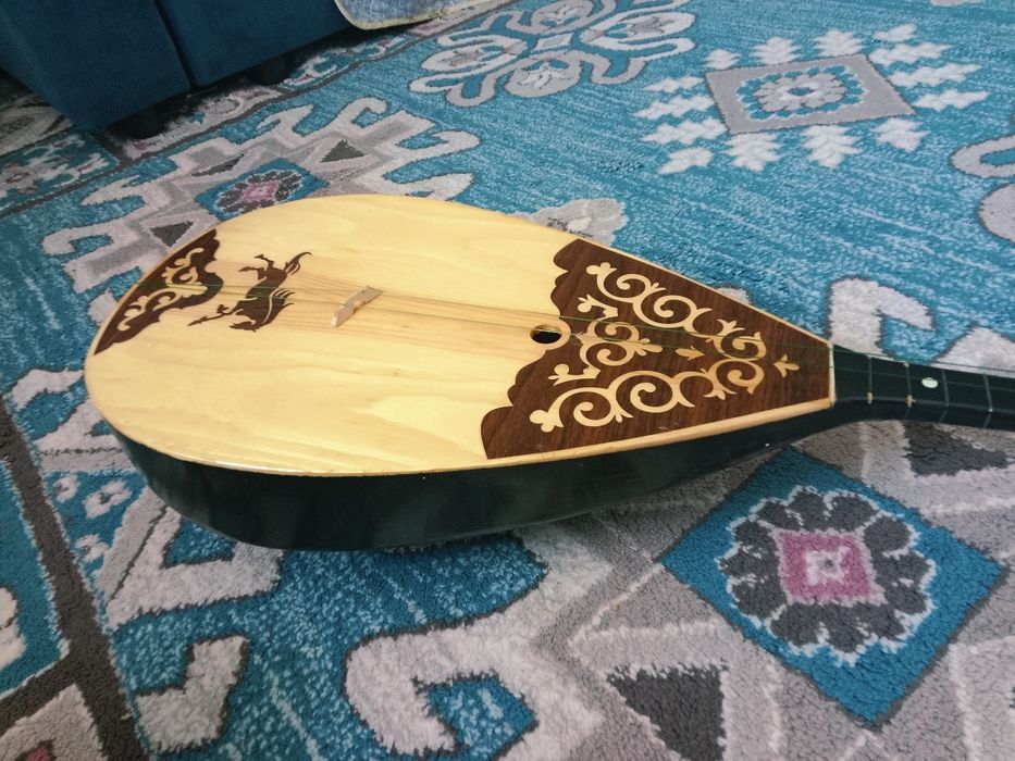 Домбыра кара тусты