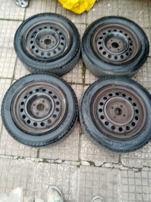 Автомобилни гуми 4бр 14 на джанти лятни.