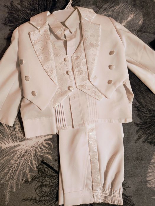 De vânzare  diferite costumase baieti