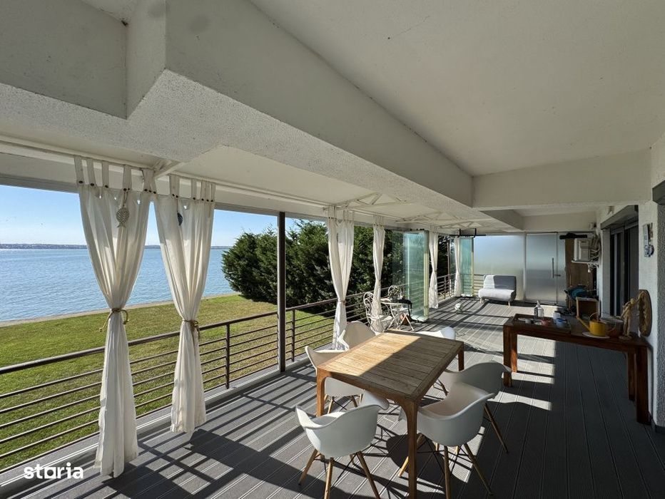 Locuinta speciala cu peluza si ponton pe lac in Mamaia