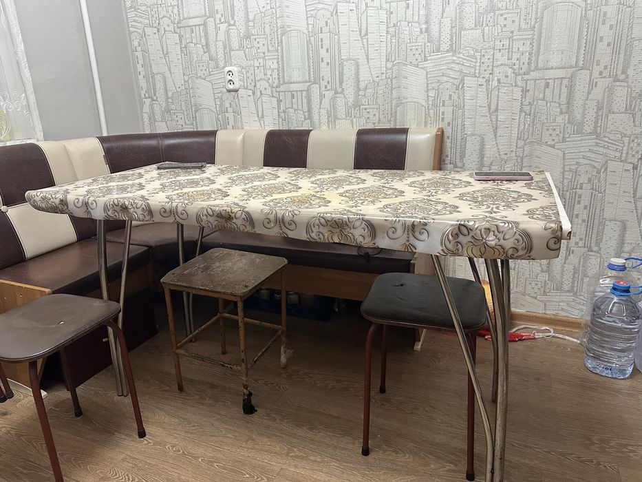 Продаю кухонный стол