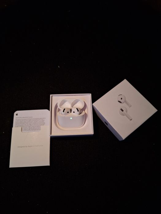 Casti AirPods 4 cu Noise Cancelling