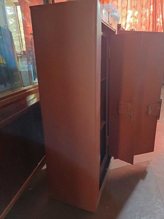 Продается   сейф  большой железный