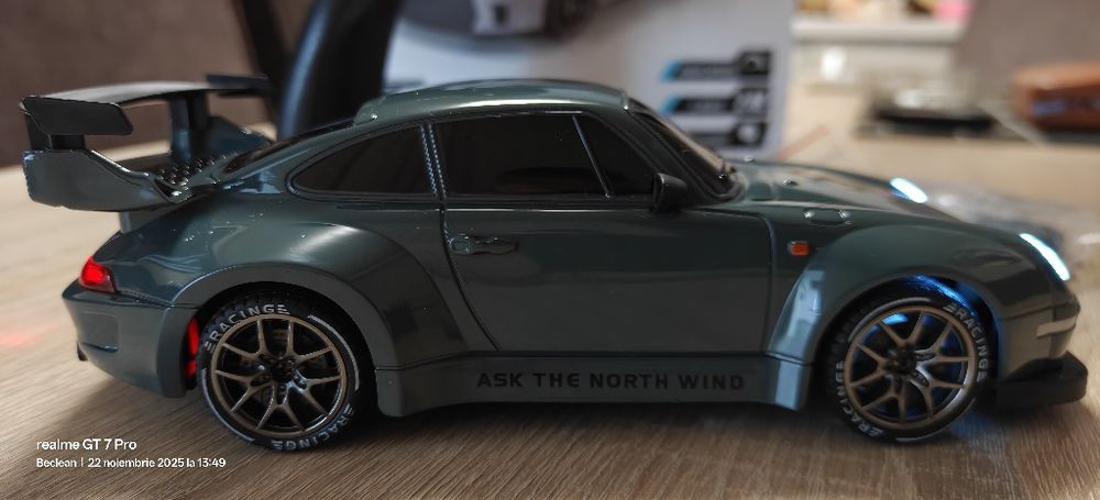 Mașină racing 4×4 cu telecomandă și acumulator, leduri, roti de schimb