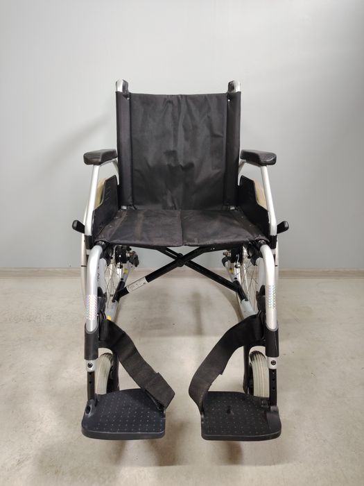 Carucior cu rotile pliabil/fotoliu rulant persoane cu dizabilitati.047