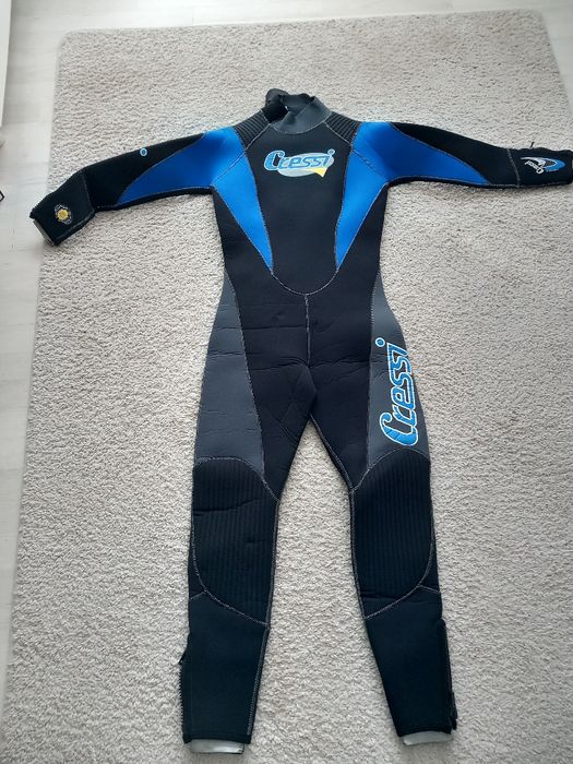 Vând costume pentru scufundări, diblverse mărimi și grosimi,noi,import